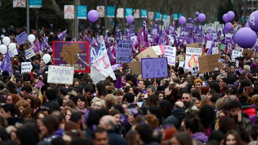 Tusentals människor, mest kvinnor, demonstrerade runt om i Spanien på internationella kvinnodagen den 8 mars.