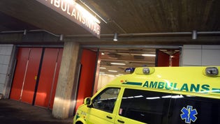 Skyddskläderna går åt snabbt för ambulanspersonalen i Stockholm.