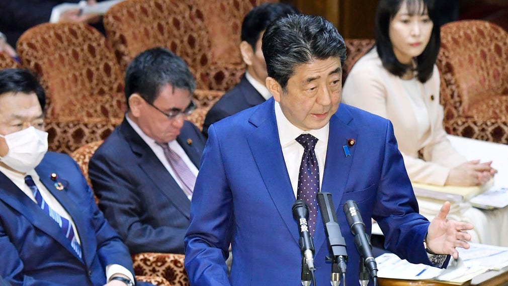 Japans premiärminister Shinzo Abe sade i parlamentet på måndagen att det kan bli oundvikligt att skjuta på OS i Tokyo på grund av det nya coronaviruset.