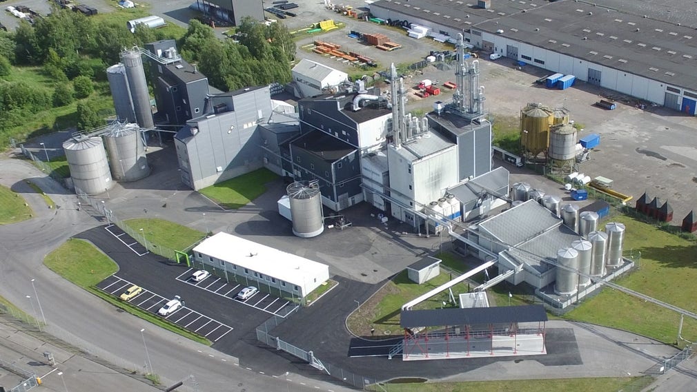 Lantmännens fabrik Reppe i Lidköping tillverkar Svensk Vodka på vete. Nu ökas produktionen – för att mätta suget efter handsprit.