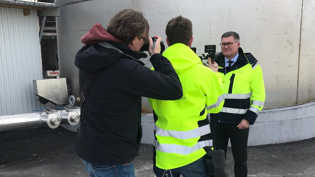 Här filmas och fotograferas Lantmännen Energis chef Magnus Kagevik under den livesända visningen för två ministrar i regeringen på måndagen från spritfabriken Reppe i Lidköping.