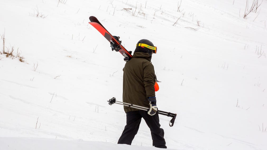 Efter protester stängdes after ski-arrangemang i Åre och andra stora skidorter i helgen, men liftarna är fortsatt öppna till skillnad från i Norge där alla skidorter stängt.