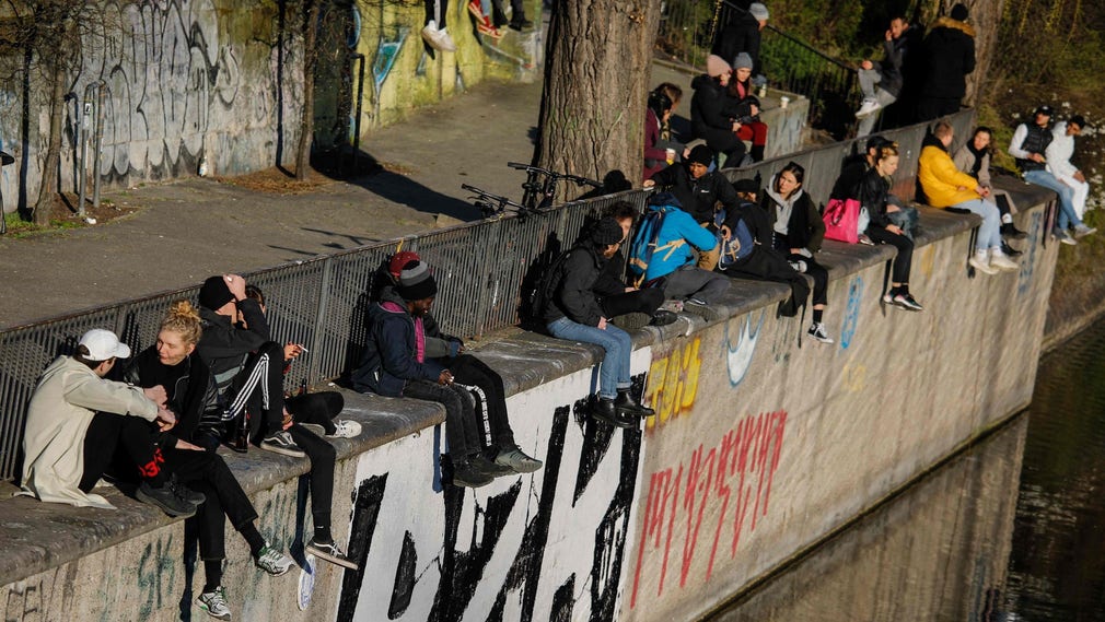 Människor sitter i solen på tisdagen i Kreuzberg i Berlin - två och två. I Tyskland får en folksamling bara bestå av två personer.