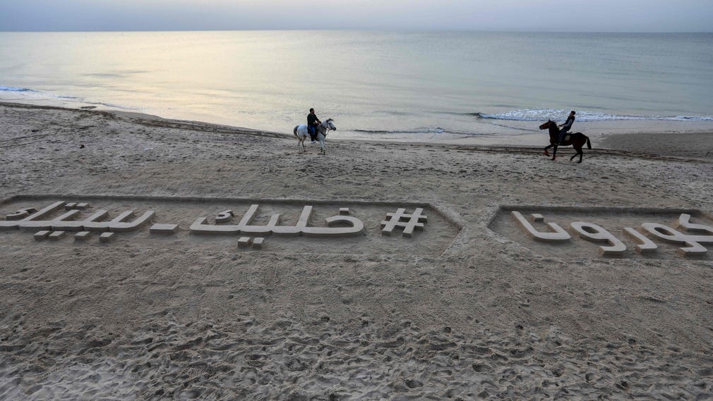 Corona#StayHome står skrivet i sanden som en uppmaning till människor att hålla sig hemma i Gaza.