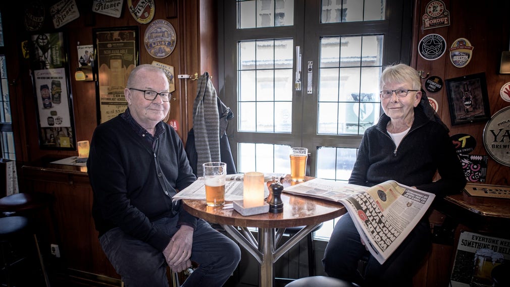 Bengt Andersson och Barbro Johansson dricker öl och löser korsord.