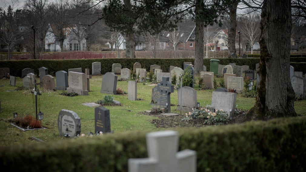 Fler begravningsbyråer har börjat erbjuda direktsändningar av begravningar via videolänk. – Det är många som är rädda, nu kan de i stället följa ceremonin via datorn, säger Peter Göransson, kommunikatör på begravningsbyrån Fonus.