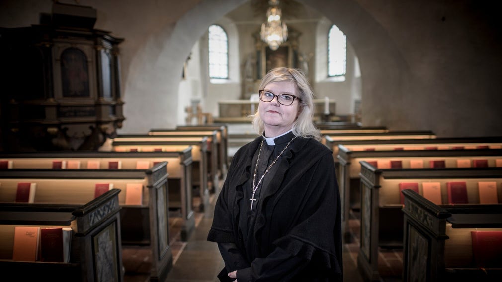 Svenska kyrkan följer Folkhälsomyndighetens rekommendationer om att hålla distans och undvika fysisk kontakt. – Samtidigt är det svårt när den som sörjer behöver närhet och stöd, säger Cathrine Nordqvist, biträdande kyrkoherde i Bromma församling i Stockholm.
