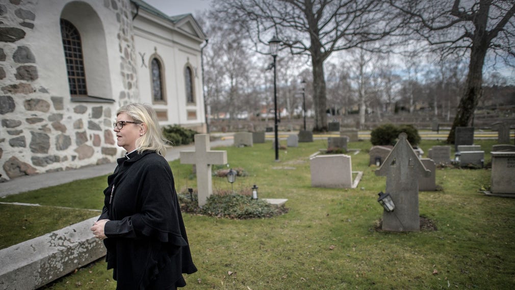 Sedan några veckor har Svenska kyrkan noterat att allt fler anhöriga väljer att kremera de döda för att skjuta upp på begravningarna. Besökare på begravningarna har också blivit färre.