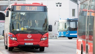Det är fortsatt trångt på många bussar i Stockholms kollektivtrafik.