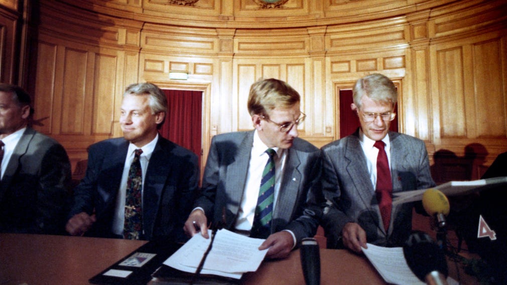 Statsminister Carl Bildt (M) och S-ledaren Ingvar Carlsson presenterar ett krispaket hösten 1992.