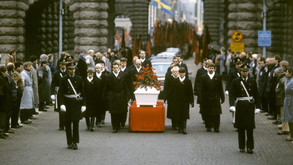 Kortegen med Olof Palmes kista passerade riksdagshuset på vägen till Adolf Fredriks kyrkogård.