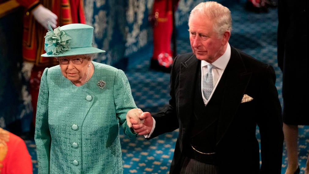 Drottningen Elizabeth och sonen prins Charles.