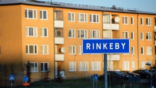Per Follin på Smittskydd Stockholm säger att av de totalt 959 personer som hittills konstaterats smittade i Stockholms län så kommer runt 130 personer från Spånga-Tensta och Rinkeby-området.