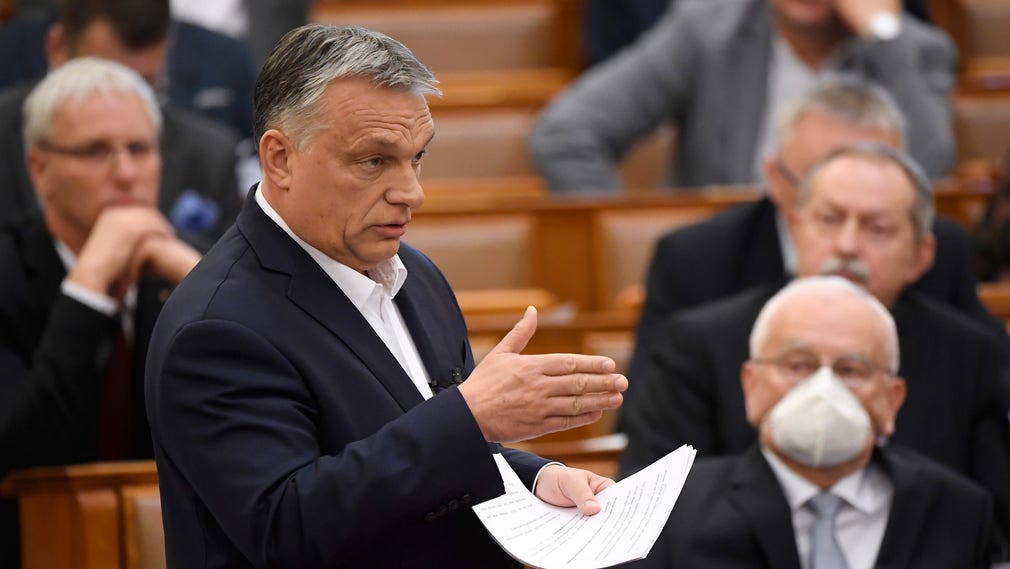 Viktor Orbán lägger fram sin nödlag i det ungerska parlamentet.