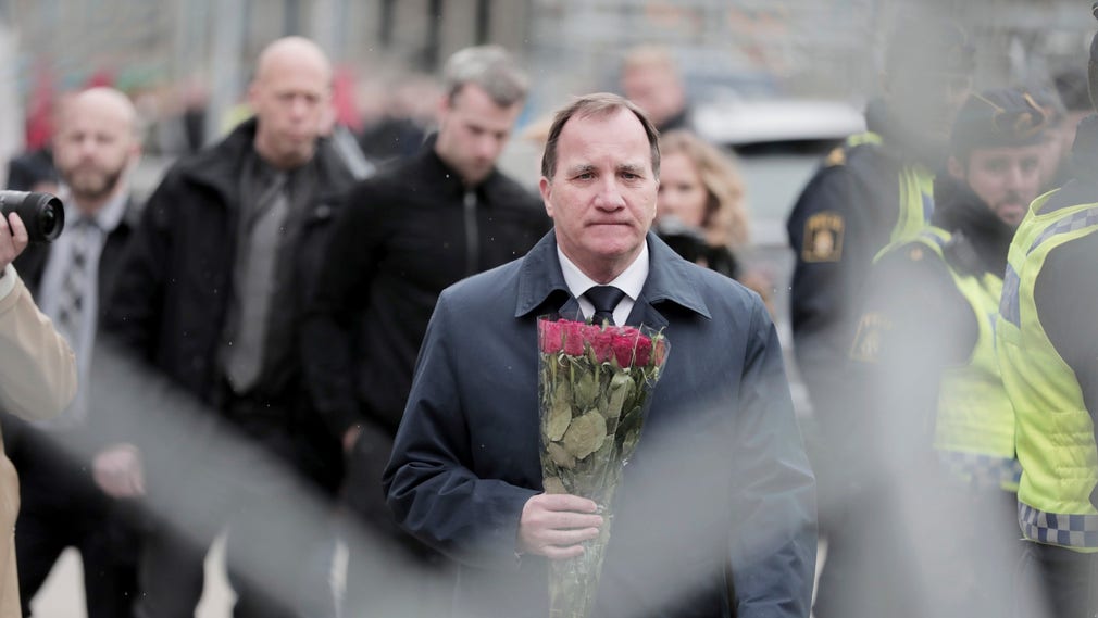 Statsminister Stefan Löfven (S) hedrar offren för terrordådet i Stockholm 2017.