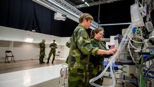 Försvaret levererar utrustning till 30 vårdplatser, närmast en respirator. Sjuksköterskorna Ellinor Funegård Viberg och Stina Marjai (t h) ska utbilda den civila vårdpersonalen i att använda utrustningen.