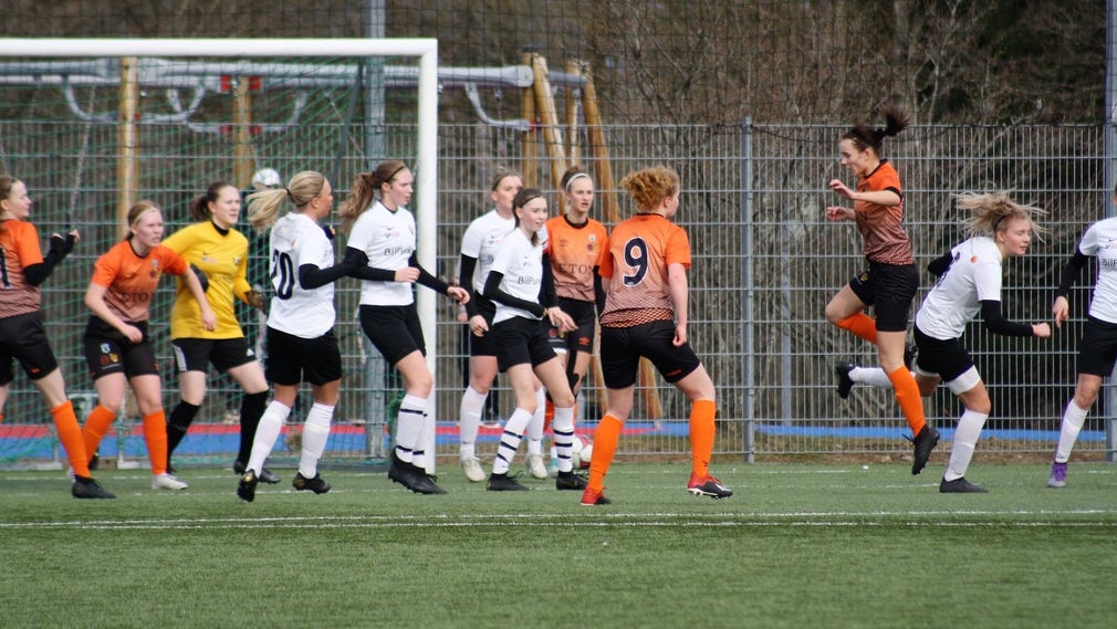 Träningsmatch mellan Toarpsalliansen och Brämhult. Spelbolag erbjöd spel på matchen, där en majoritet av spelarna var under 18 år.