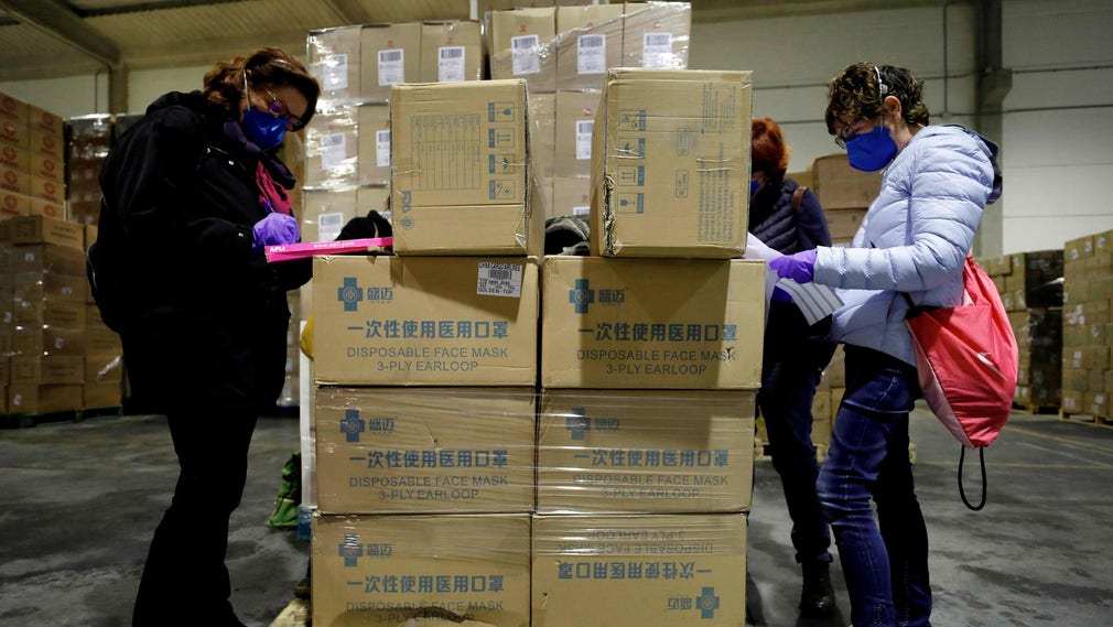 I ett lager i Valencia i Spanien registrerar och sorterar anställda skyddsutrustning som kommit från Kina.