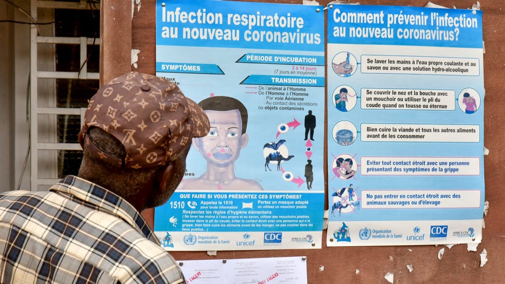 Affischer från Kameruns hälsomyndigheter informerar om covid-19. I landet har en separatisk milis lagt ner vapnen under två veckor med hänvisning till smittan av coronaviruset.