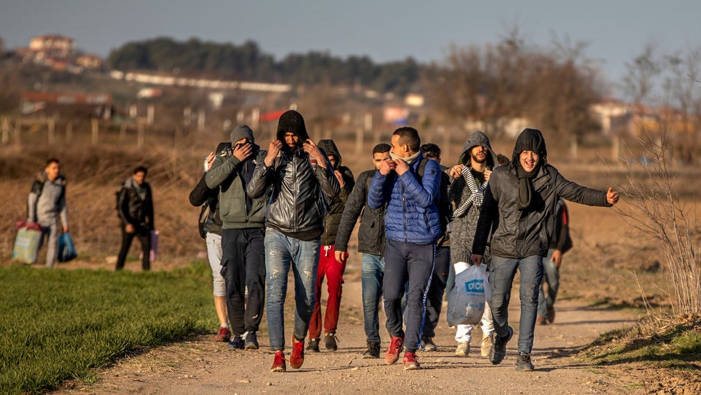 Flyktingar på väg mot gränsen till Grekland i söndags där de skulle göra ett försök att ta sig över.