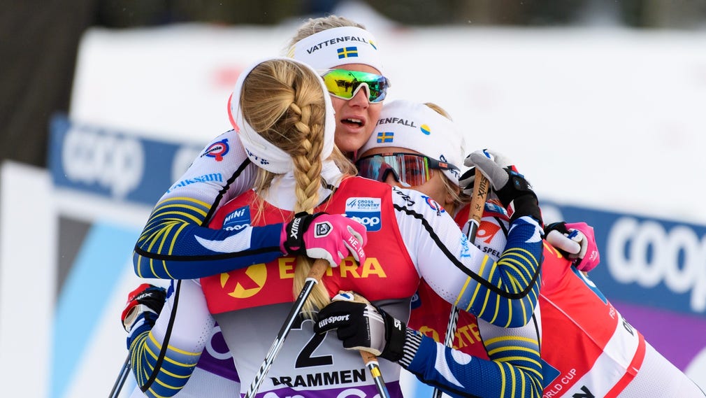 Jonna Sundling, Maja Dahlqvist och Linn Svahn i en gruppkram efter succén i sprintfinalen.