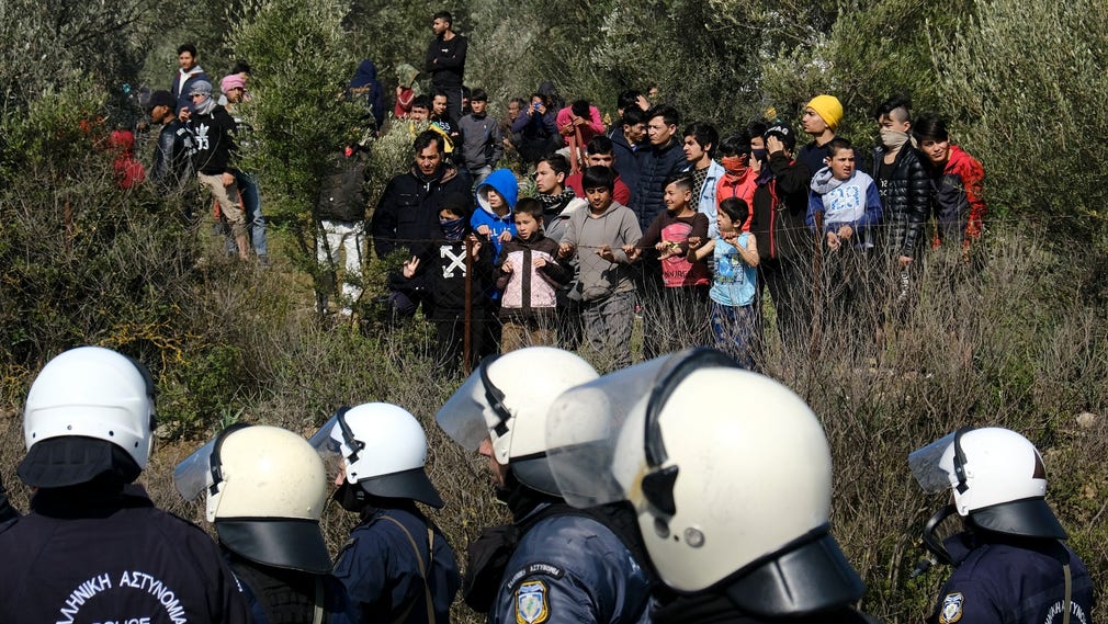 Grekisk polis spärrar av en väg för flyktingar vid oroligheter på den grekiska ön Lesbos i måndags.