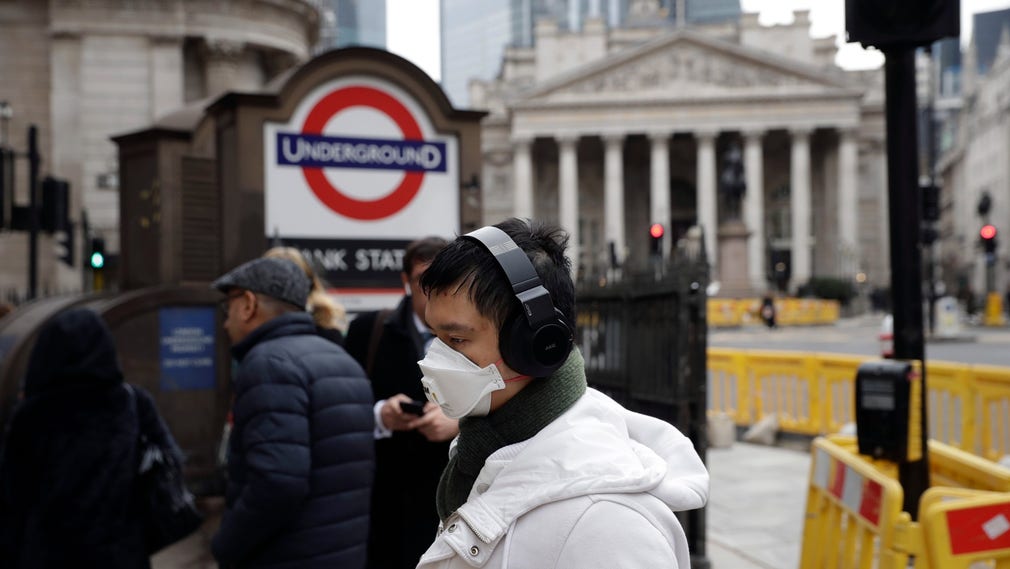 Även i London börjar folk använda ansiktsmasker.