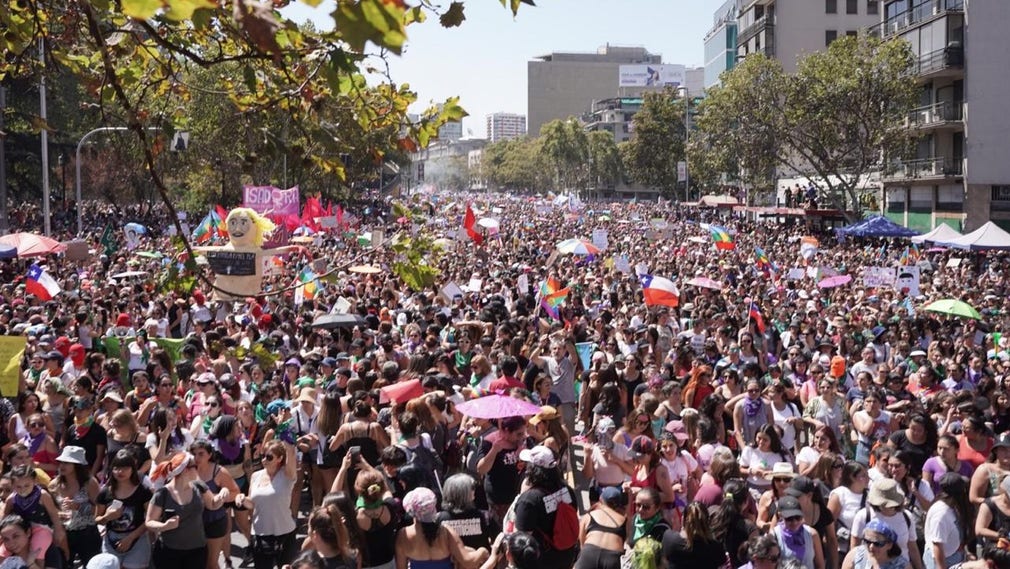 Kvinnorna marscherade längs huvudgatan La Alameda mot presidentpalatset La Moneda.