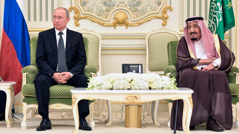 Rysslands president Vladimir Putin och Saudiarabiens kung, Salman bin Abdulaziz, under ett möte i oktober 2019.