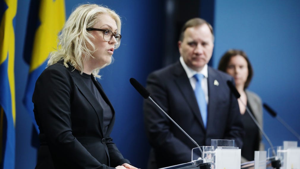 Socialminister Lena Hallengren (S), statsminister Stefan Löfven (S) och vice statsminister Isabella Lövin (MP) vid en presskonferens där nya åtgärder mot coronasmittan lades fram den 31 mars.