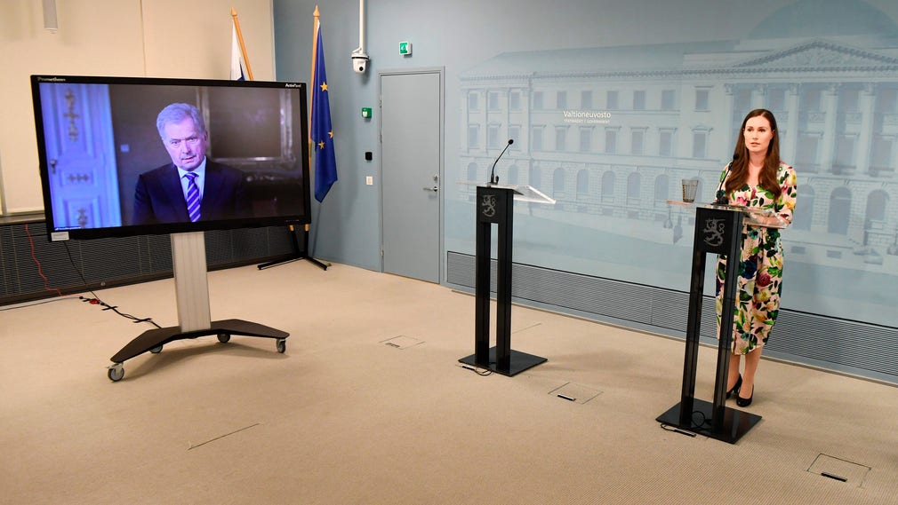 President Sauli Niinistö och statsminister Sanna Marin informerar om åtgärder mot viruset den 17 april.