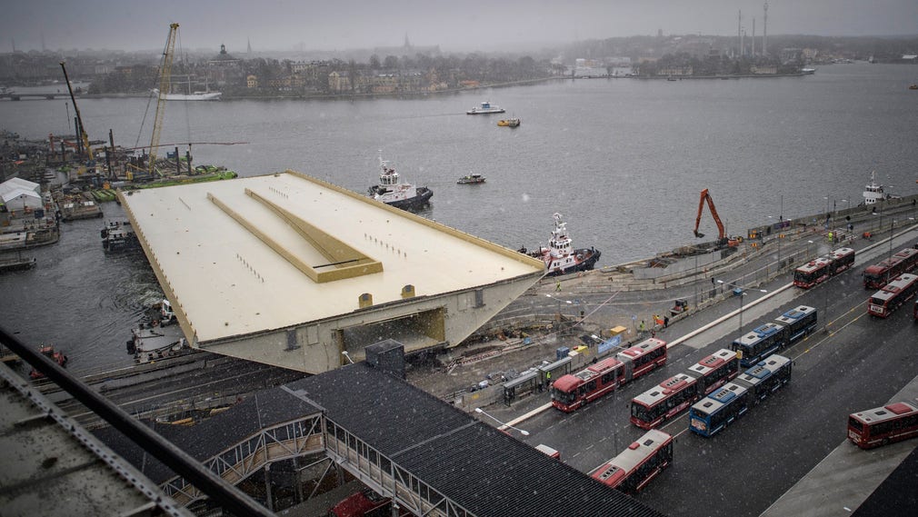 Den omtalade Slussenbron anlände till Stockholm i mars.