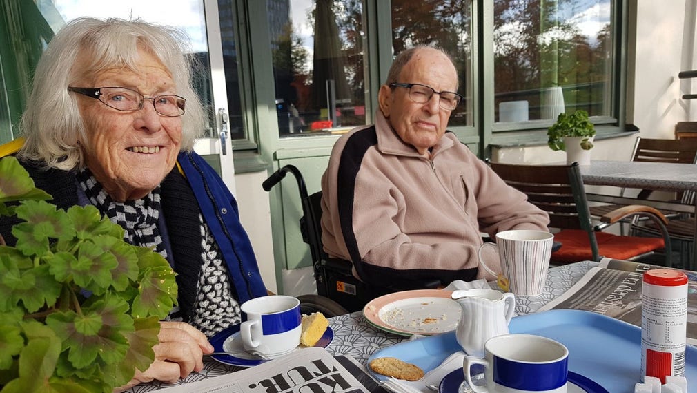 Kjell, 90, och Marianne Grane, 88, fikar på sin balkong på äldreboendet i Stockholm. ”De hade ingen aning vad som var på väg att hända, alla dessa dementa gubbar och tanter på äldreboenden, som skiner upp som solar när man hälsar på. Och det är en sådan orättvisa att ingen har skyddat dem”, säger dottern Mia Grane.
