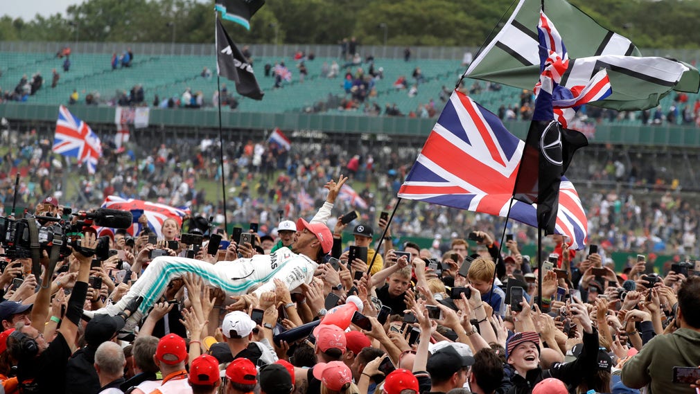 Lewis Hamilton firades efter segern på Silverstone i fjol. I år ska F1-loppet köras där utan publik.