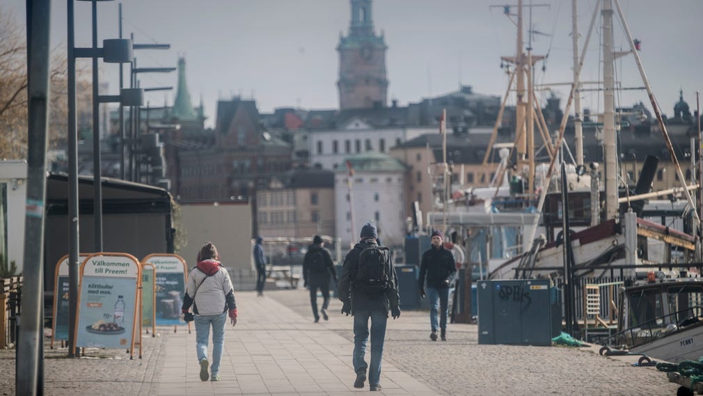 Det är färre folk än vanligt på Stockholms gator – men inte lika ödsligt som på andra håll i Europa.