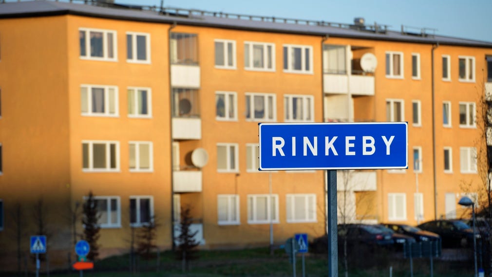 ”Tidigare har vi rapporterat en överrepresentation av antalet smittade personer per 10.000 invånare främst i stadsdelarna Spånga Tensta och Rinkeby Kista. Det tycks dessvärre hålla i sig”, säger smittskyddsläkaren Per Follin.