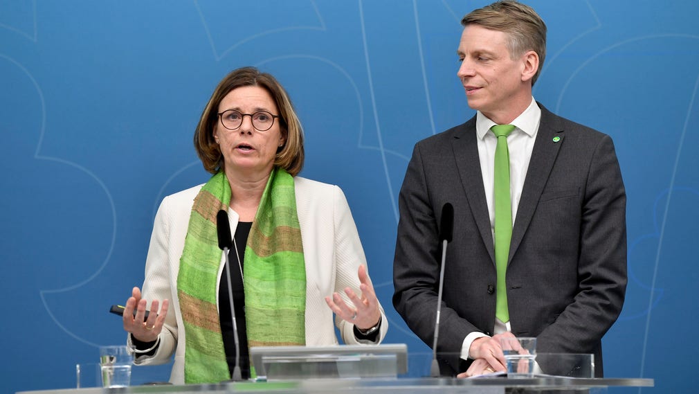 MP:s språkrör Isabella Lövin och Per Bolund får inte med sig opinionen.