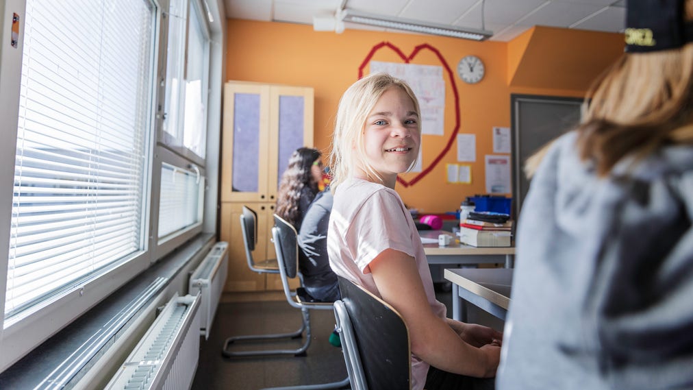 Malin Molin och hennes klasskompisar på Malmjsö skola i Botkyrka deltar i ett projekt som ska ta reda på hur barns liv ser ut under coronakrisen.