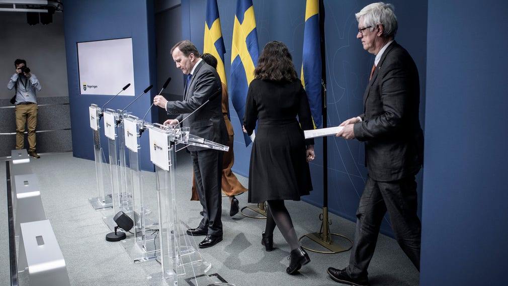 Statsminister Stefan Löfven (S) och Folkhälsomyndighetens generaldirektör Johan Carlson på väg in till en presskonferens om det nya coronaviruset den 17 mars.