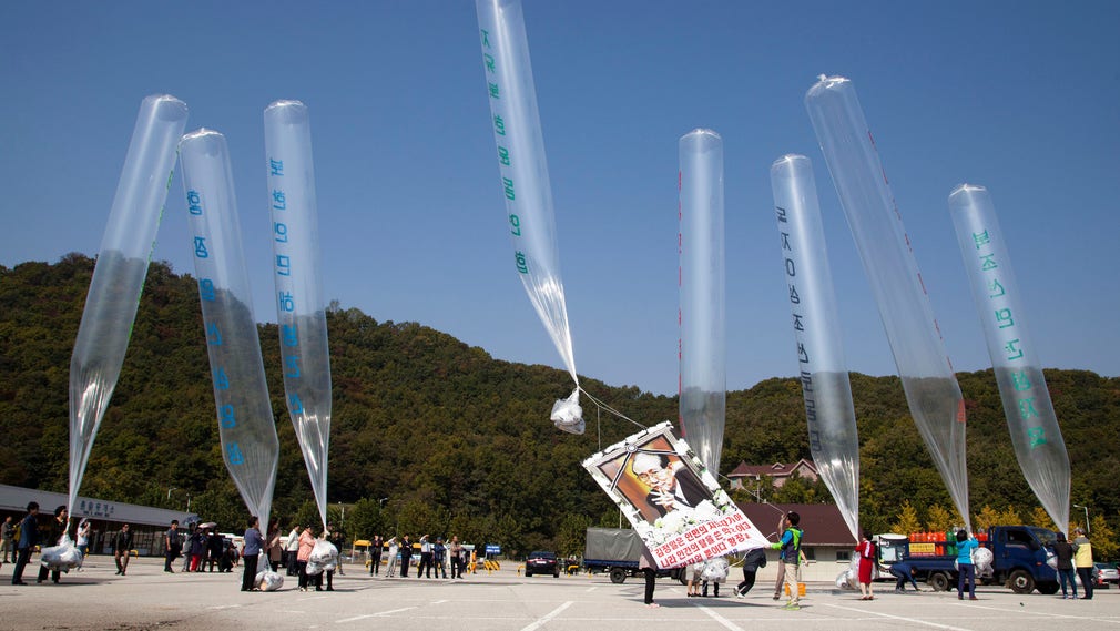 Organisationer för nordkoreanska avhoppare i Sydkorea har under många år skickat ballonger med regimkritiska budskap in över gränsen till Nordkorea. Bilden är tagen i oktober 2014 i Paju, nära gränsen till Nordkorea.