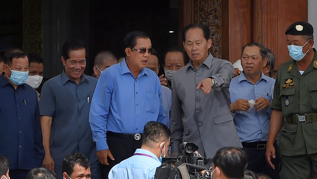Kambodjas premiärminister Hun Sen, i mitten, har styrt landet i 35 år och anklagas för att ha utvecklat landet till en enpartistat. Sverige drar nu in sitt bistånd till Kambodja.