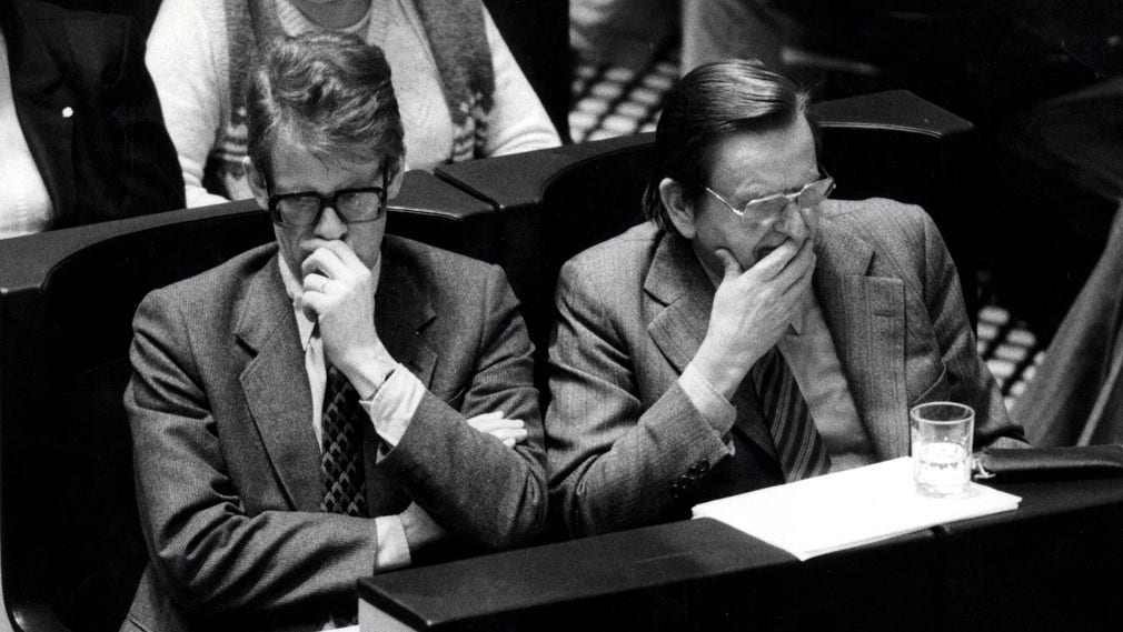 Ingvar Carlsson och Olof Palme, två politiker och partikamrater vars vägar löpte parallellt i 30 år. Här fotograferade i riksdagen 1983.