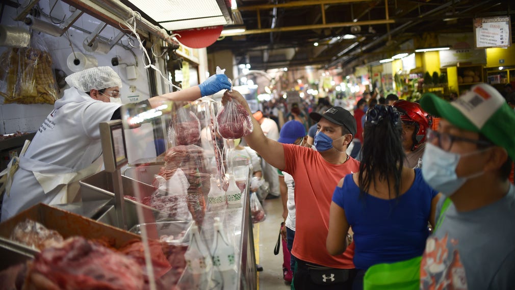 Människor med munskydd på en marknad i Mexico City.