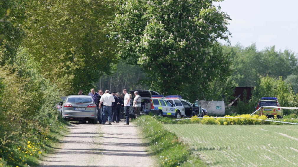 Avspärrningar vid gården i Kastberga där en jordbrukare hittades död 2008.
