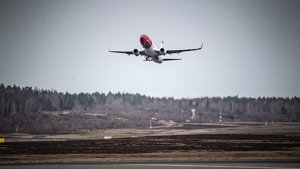 Infrastrukturen runt Arlanda är kraftigt underdimensionerad. På sikt behöver kapaciteten för fler start- och landningar utökas, skriver artikelförfattarna.