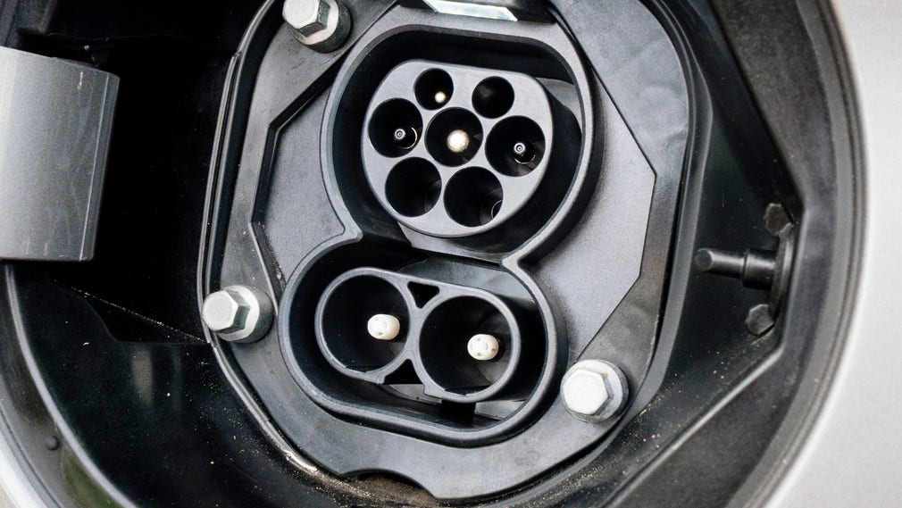 Hyundai Ionic har ett högre andra­handsvärde som elbil än som laddhydrid.