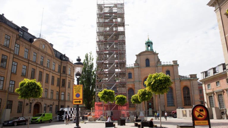 Den nya obelisken på Slottsbacken blir färdigkonstruerad på onsdag.