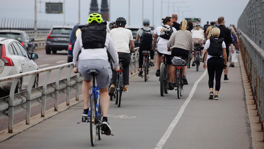 Trafikborgarrådet Daniel Helldén (MP) konstaterar att det finns plats för att bredda utrymmena för gång- och cykeltrafik på Västerbron.