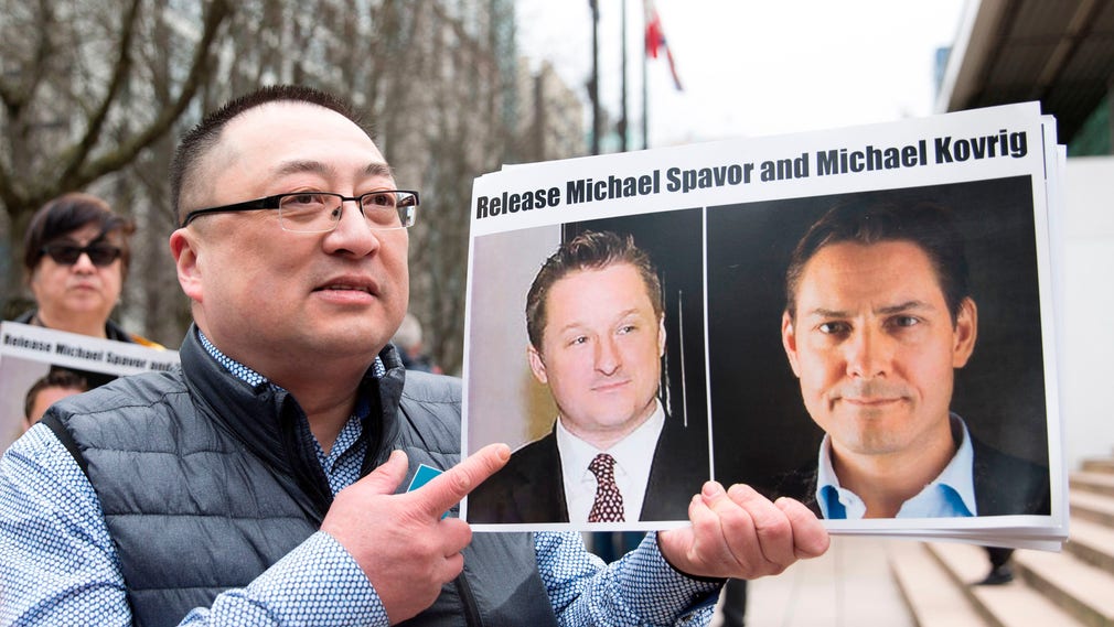 En demonstrant kräver att de två kanadensiska medborgarna, Michael Spavor och Michael Kovrig, frisläpps. De två greps i Kina i december förra året.