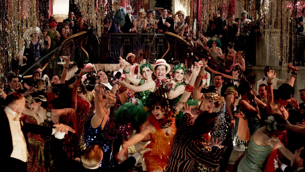 Spanska sjukan drabbade världen med full kraft. Därefter inföll det glada 20-talet, en blomstringstid för fester och umgängesliv. Scen ur Baz Luhrmanns filmatisering från 2013 av F Scott Fitzgeralds 20-talsroman ”Den store Gatsby”.